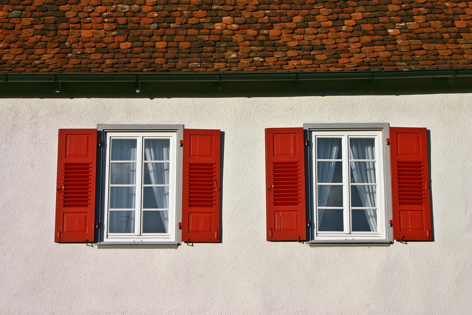 červené okenice