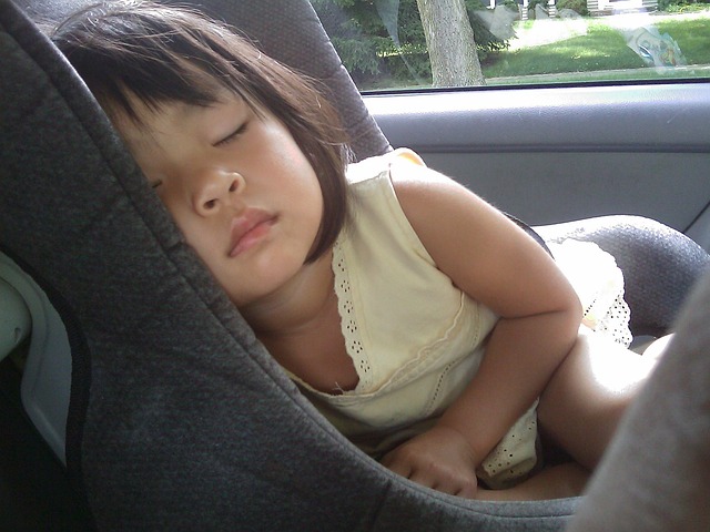 dítě spící v autosedačce